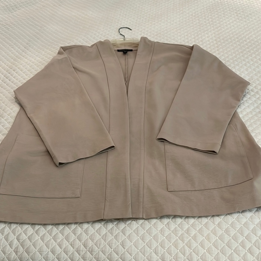 Easy fit with 3/4 sleeve. Like new.